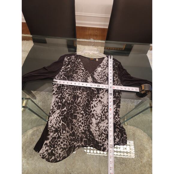 Dex Blouse Women’s Size M Black Gray Leopard Print V-Neck Long Sleeve Top - Picture 9 of 9